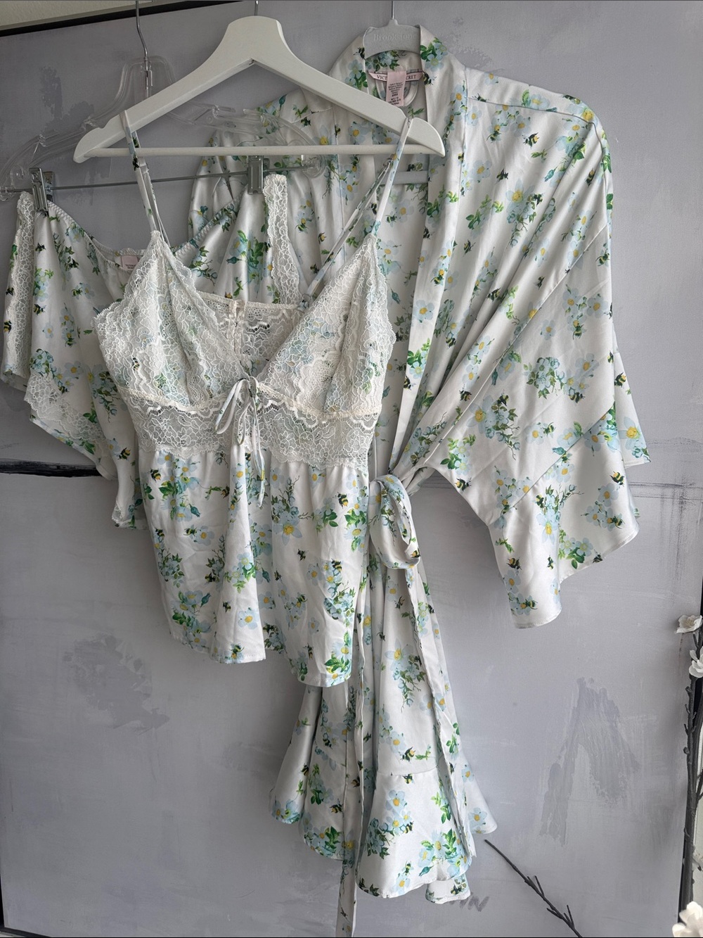 Victoria's Secret White Floral Lace-Trim Camisole, Bottoms, Robe Set Bees